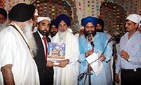 Chairman Evacuee Trust Property Board Siddiq ul Farooq presenting a book The Sikh Heritage of Pakistan to Leader of delegation of Indian Sikh Pilgrims, Ram Paul Singh at Dera Sahab
